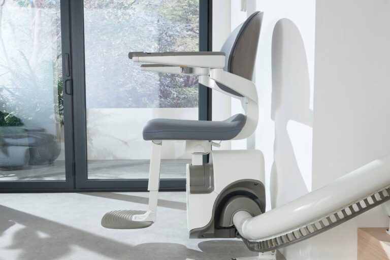 Flow X on curved staircase